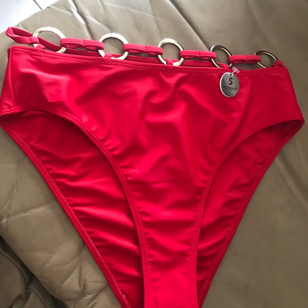 Red bikini - Picture 3 of 4